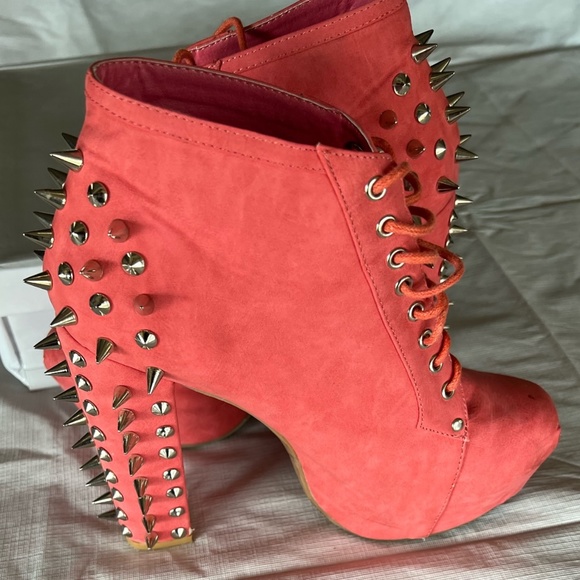Studded Booties Sz 8 🌟 - Picture 1 of 6